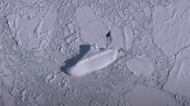 地球用户在南极洲发现400英尺长的“冰船”