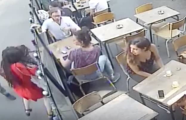 在被攻击的女性视频录像后，法国在街头骚扰天上传递新法律