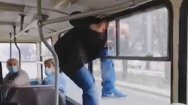男子爬出电车窗口以避免付车费