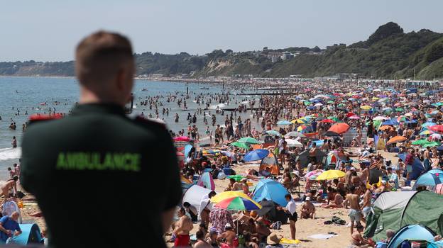 数千人涌向海滩，伯恩茅斯发生重大事件