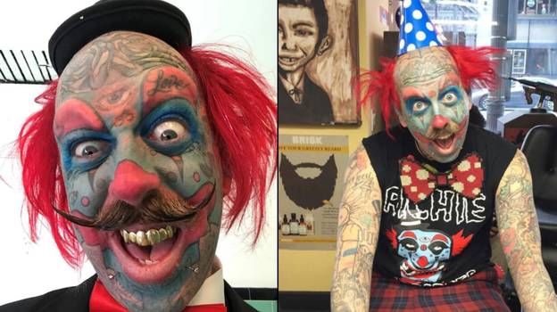 理发师将自己变成一个面孔纹身的小丑