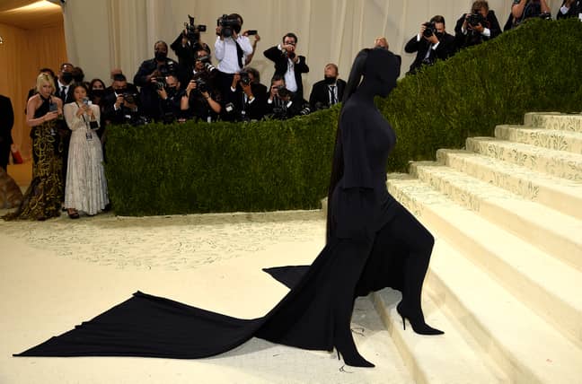 金·卡戴珊（Kim Kardashian）的全黑巴西亚加（Balenciaga）服装在球迷中引起了很大的轰动。信用：PA“width=