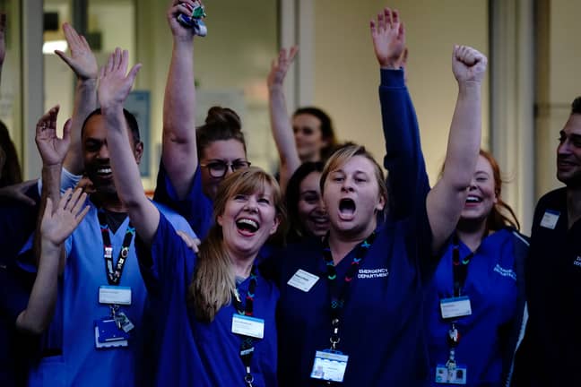伦敦切尔西和威斯敏斯特医院以外的护士在周四全国范围内为照顾者鼓掌时向当地英雄致敬。信用：PA