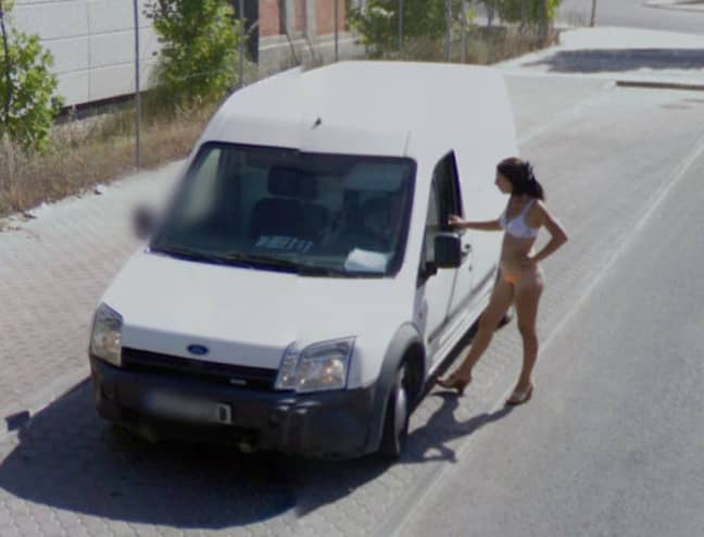 Google Maps在街上捕获了妓女。图片来源：Google Maps