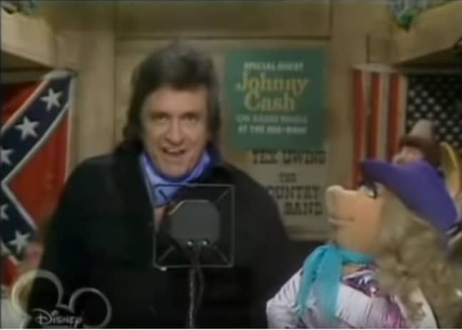 1980年的一集，现在有一个警告，上面有约翰尼·卡什（Johnny Cash）在同盟国旗前表演。图片来源：迪士尼