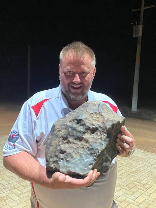 迈克尔·法默（Michael Farmer）持有38.2公斤级的陨石。信用：迈克尔·法默