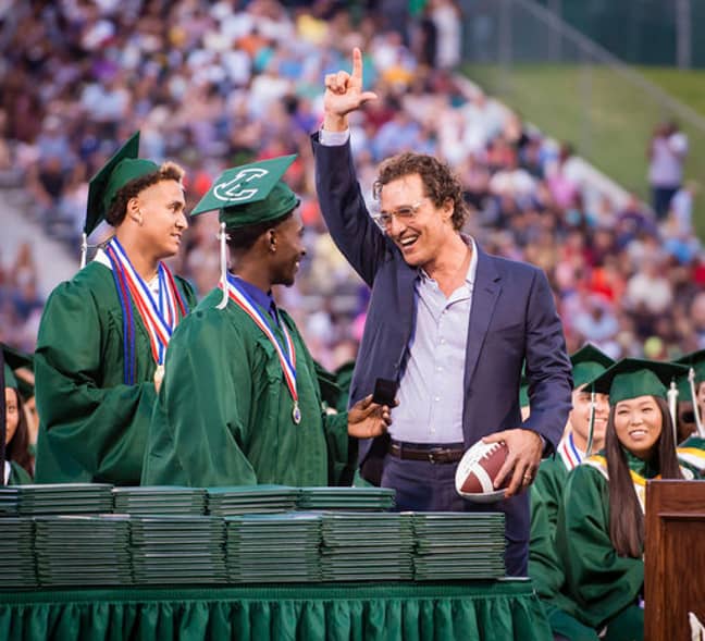 Kamden Perry，左，Jephaniah Lister在学校的毕业典礼上与签名的足球签订了演员Matthew McConaughey。学分：PA