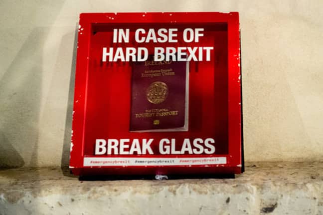 在去年的一次抗议活动中看到的硬英国脱欧盒子，在“破碎玻璃杯”中的模拟爱尔兰旅游护照。信用：PA