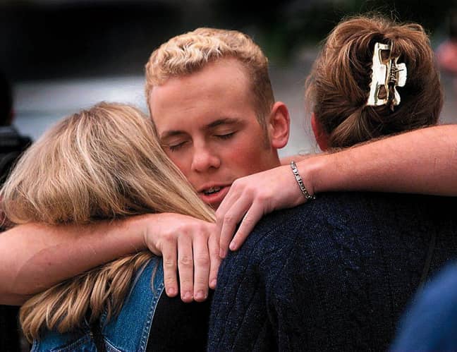 1998年枪击事件发生后，瑟斯顿高中的饱受摧残的学生。信贷：PA