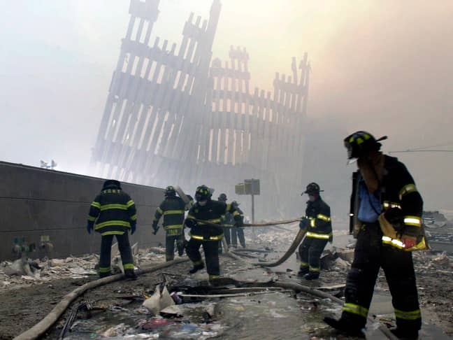 在双子塔倒塌之后，消防员和志愿者在寻找幸存者。信用：PA