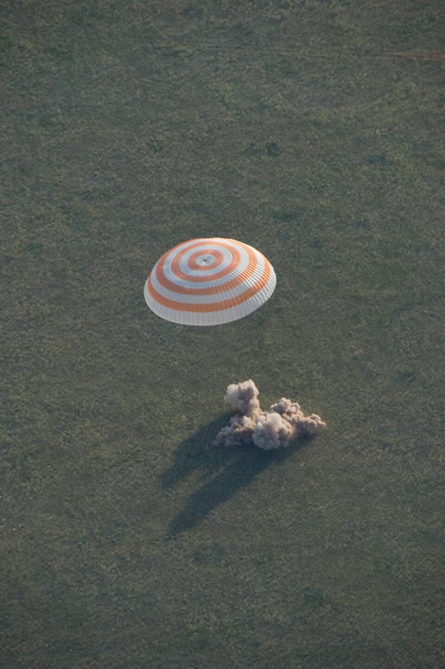 在克里斯托弗雷蒂（Cristoforetti）在太空中度过了近200天之后，Soyuz TMA-15M航天器于2015年6月11日安全地降落在地球上。学分：ESA