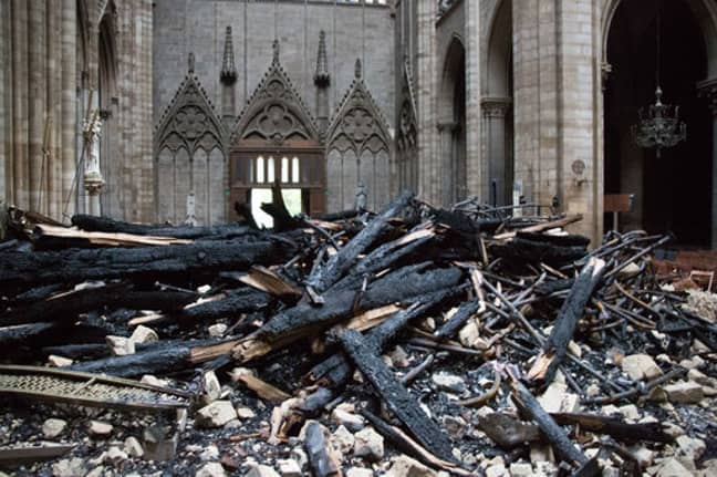 2019年4月16日拍摄的一张照片显示，巴黎圣母院大教堂内被烧焦的碎片包围。信用：PA“width=