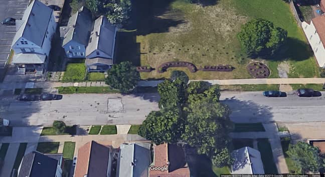 西摩大道2208号的“恐怖之家”已被鲜花取代。信用：Google地图