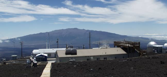 在Mauna Loa Obervatory处的传感器检测到二氧化碳水平的升高。学分：Mauna Loa Obervatory