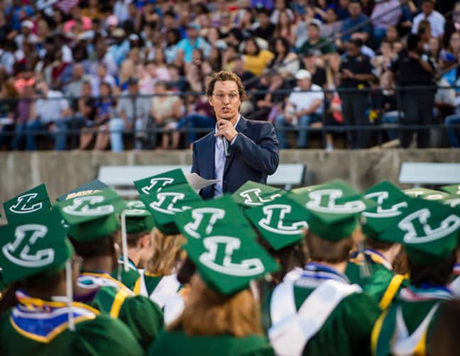 演员和1988年Longview高中毕业生Matthew McConaughey在学校的毕业典礼上发表了演讲。学分：PA