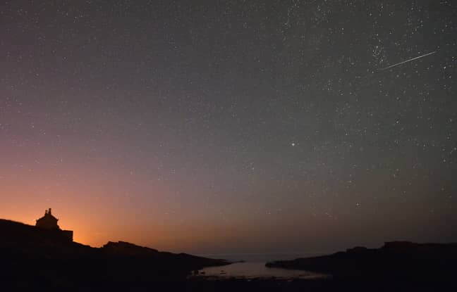 从2015年的Perseids流星淋浴开始，诺森伯兰郡上方的天空中的射击星。信用：PA“width=