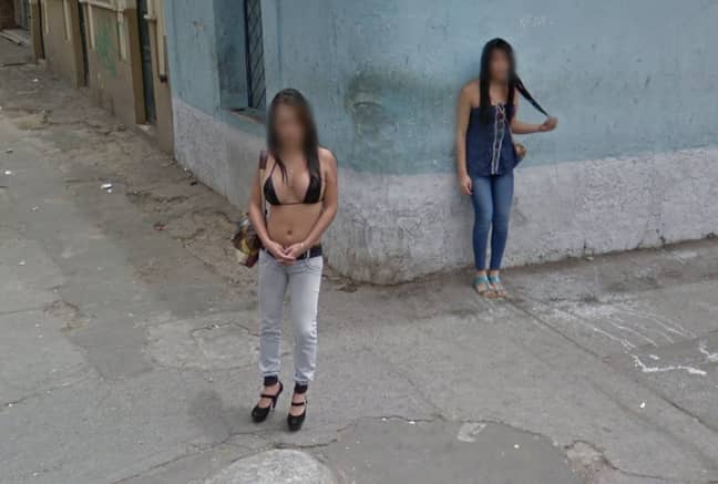 一位漂亮的女士，穿着胸罩和牛仔裤组合信用：Google Maps
