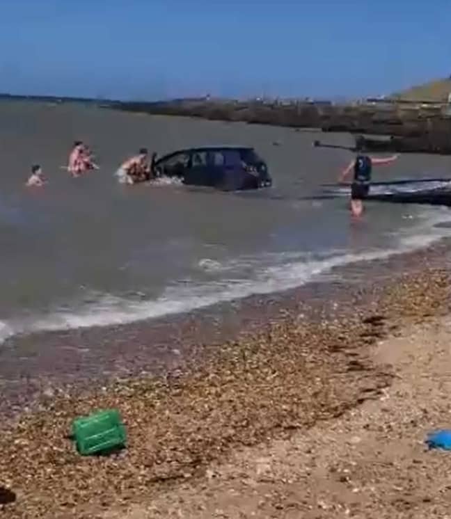 大众汽车停放在水太近的地方后，被扫到海上。信用：截止日期必威杯足球“width=