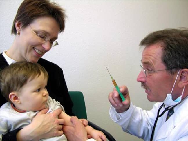 一个孩子接种疫苗的图像。信用：PA