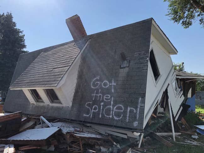 这对夫妇喷涂了“蜘蛛！”在屋顶上。信用：Facebook