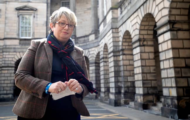 SNP议员乔安娜·切里（Joanna Cherry）在爱丁堡的会议外领导法律挑战赛。学分：PA