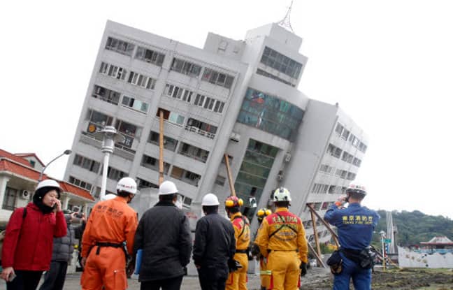 工人调查台湾地震的破坏。学分：PA