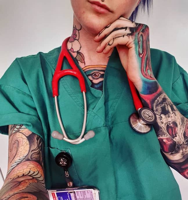 莎拉（Sarah）被称为世界上最纹身的医生。学分：Instagram/Rosesarered_23