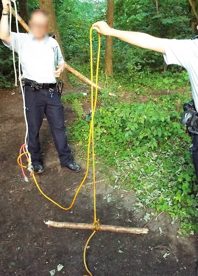 德国警察检查绳索摇摆。学分：Polizei Paderborn