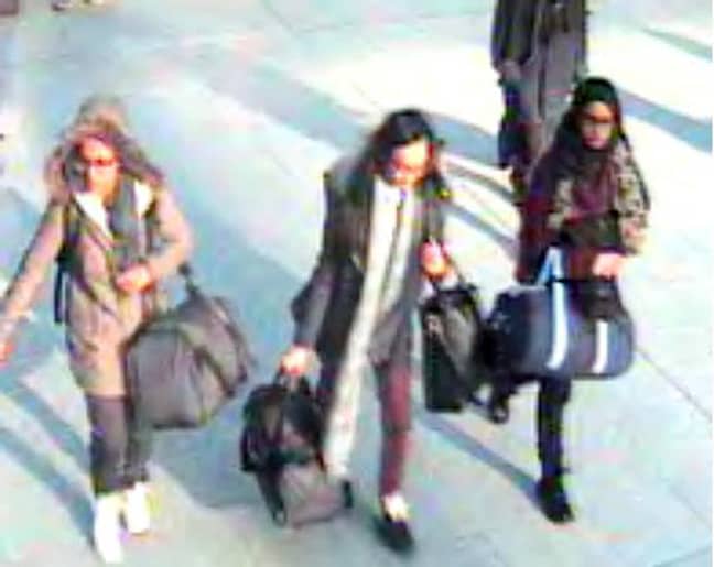 16岁的Amira Abase，16岁的Kadiza Sultana和15岁的Shamima Begum，于2015年2月在盖特威克机场。“width=