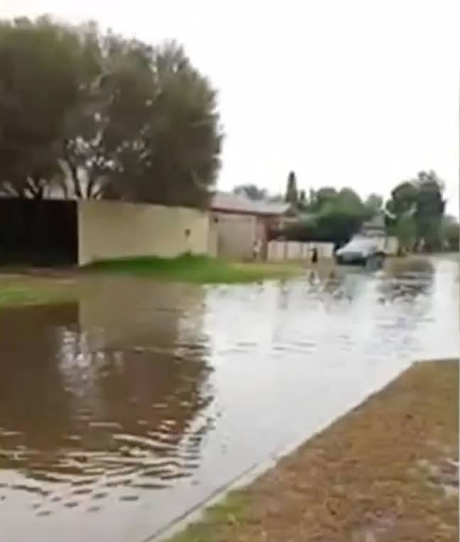 某些地区有轻微的洪水。信用：频道9