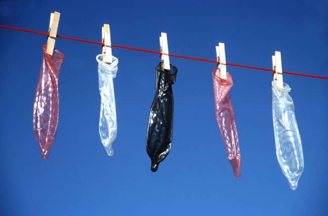 避孕套正在洗涤和干燥。信用：Shutterstock