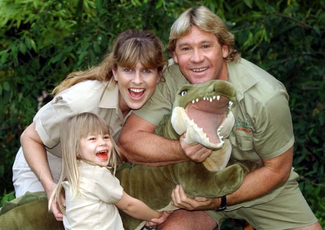 “鳄鱼猎人”史蒂夫·欧文（Steve Irwin）与特里（Terri）和宾迪（Bindi）。信用：PA“width=