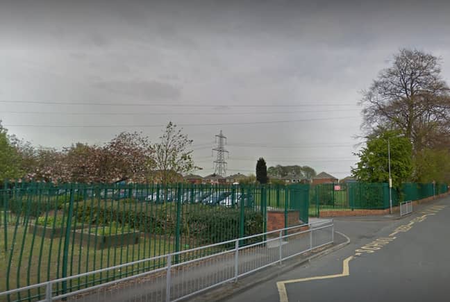 圣巴塞洛缪（St Bartholomew）的学校位于雷希尔（Rainhill），附近的汽车停在那里。图片来源：Google Maps