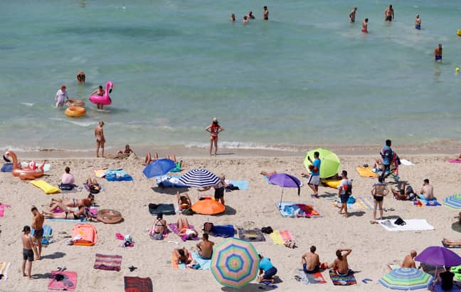 西班牙马洛卡海滩的游客。信用：PA“width=