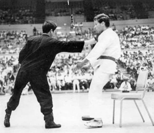 布鲁斯·李（Bruce Lee）展示了一英寸的拳。图片来源：שללנ/（创意共享）