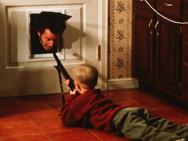 马夫仅在家中就与武装的凯文·麦卡利斯特（Kevin McAllister）面对面。信用：20世纪狐狸