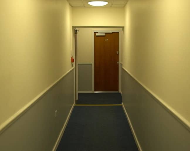 诺埃尔议会的前门拥有公寓。图片来源：leadbible
