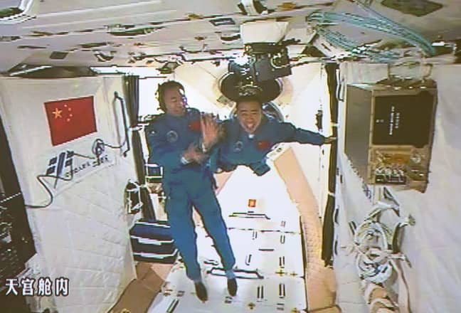 2016年9月离开地球时，两名宇航员在航天器上船上。