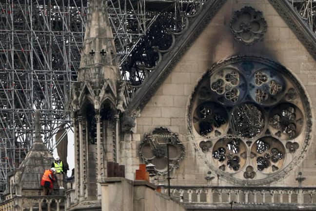专家检查巴黎大火后受损的巴黎圣母院大教堂。信用：PA“width=
