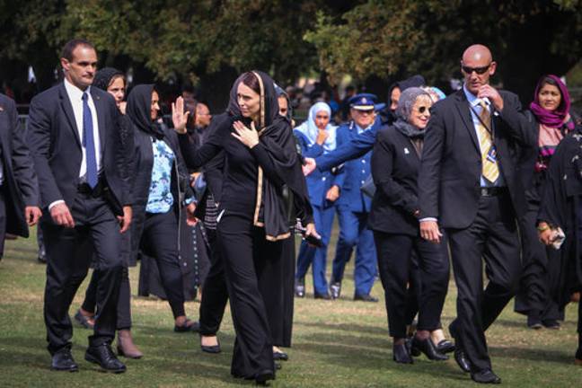 新西兰总理Jacinda Ardern波浪随着她在新西兰克赖斯特彻奇的哈格利公园留下周五祈祷。信用：PA
