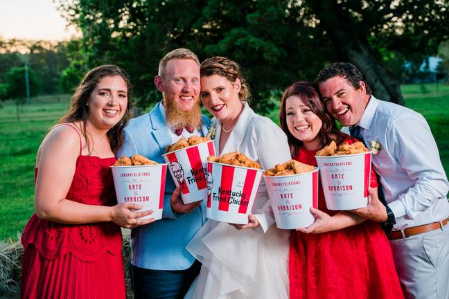 凯特和哈里逊戛纳课程是第一对有官方KFC婚礼的夫妇。信贷：肯德基