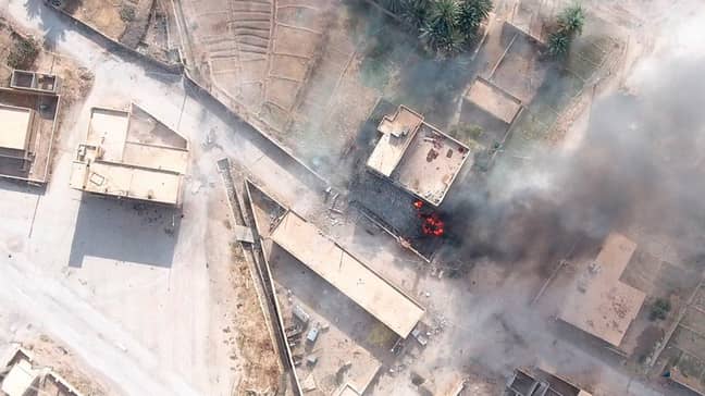 从宣传无人机录影拍摄的图像显示伊斯兰国家自杀轰炸机攻击叙利亚军队职位（信用：PA）
