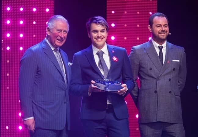 威尔士王子看起来与年度奖励奖颁发的Danny Dyer（右）和奖获得者看起来很乐意。信用：PA