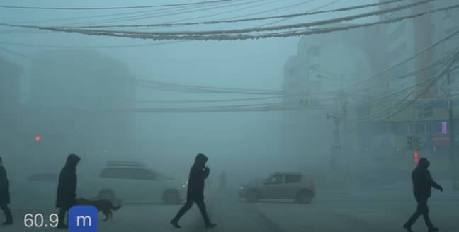 这座城市经常被烟雾笼罩，因为人们让汽车发动机运行。图片来源：YouTube/Discover with Cenet“width=