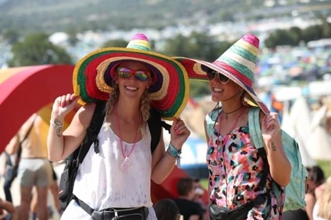在格拉斯顿伯里（Glastonbury Festival）期间，节日参加者享受阳光。学分：PA