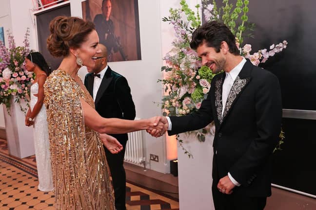 剑桥公爵夫人（Duchess of Cambridge）在到达全球首映时遇到了惠田（Ben Whishaw），无时间死亡。信用：Alamy
