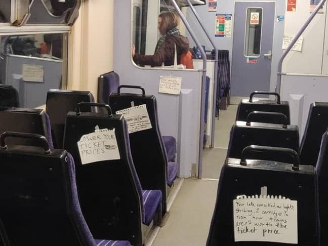 愤怒的通勤者在北部铁路火车上留下了笔记。信用：曼彻斯特晚报/加里·戴维斯（Gari Davie必威杯足球s）“loading=