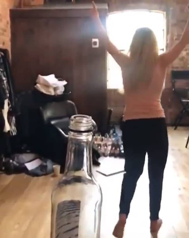 Ellie Goulding庆祝她的瓶盖挑战赛成功。学分：Instagram/Elliegoulding