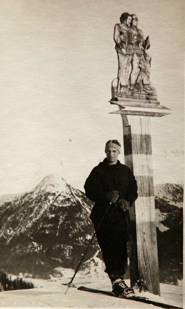 乔治·斯图尔特在第二次世界大战期间首先拾起了一套滑雪板。信贷：SWNS
