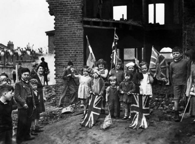 伦敦人在1945年庆祝Ve-Day在他们家的废墟中。信用：PA